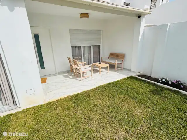 Luxe groot huis, Guadalmar Malaga huren in Spanje, Costa del Sol, Málaga - villa patio en zit gedeelte achtertuin
