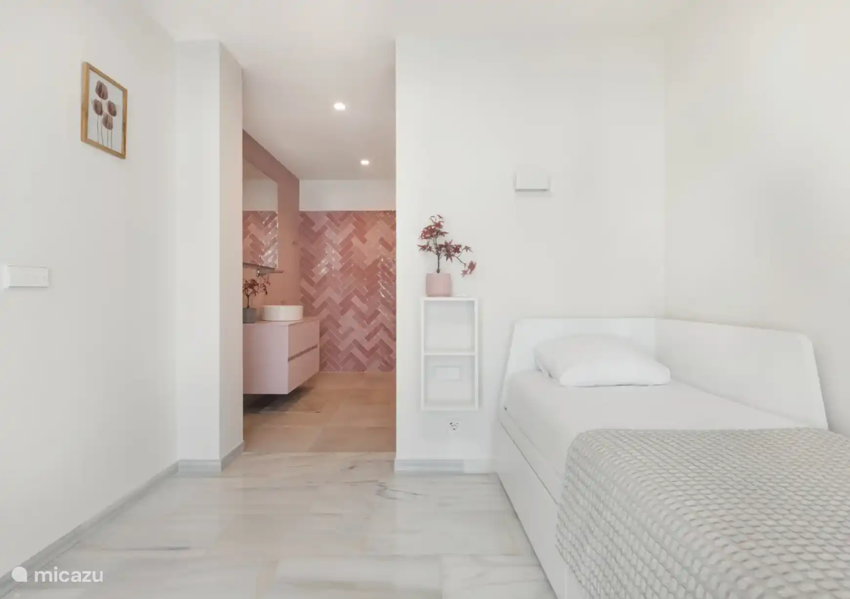 Schlafzimmer 'Vivianna', Zugang zum Badezimmer (rollstuhlgerecht)