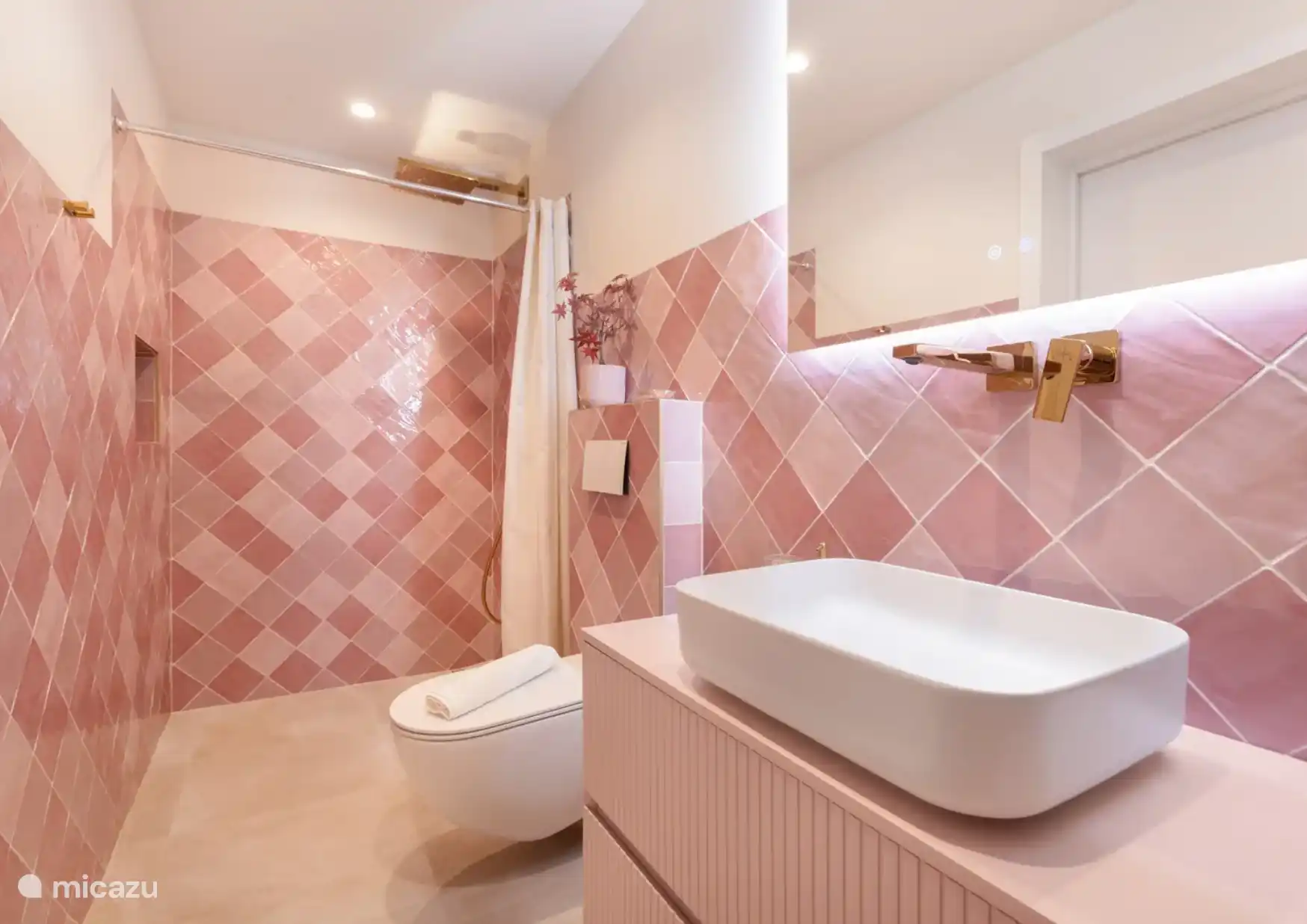 Badezimmer, das zum Schlafzimmer Angelina gehört