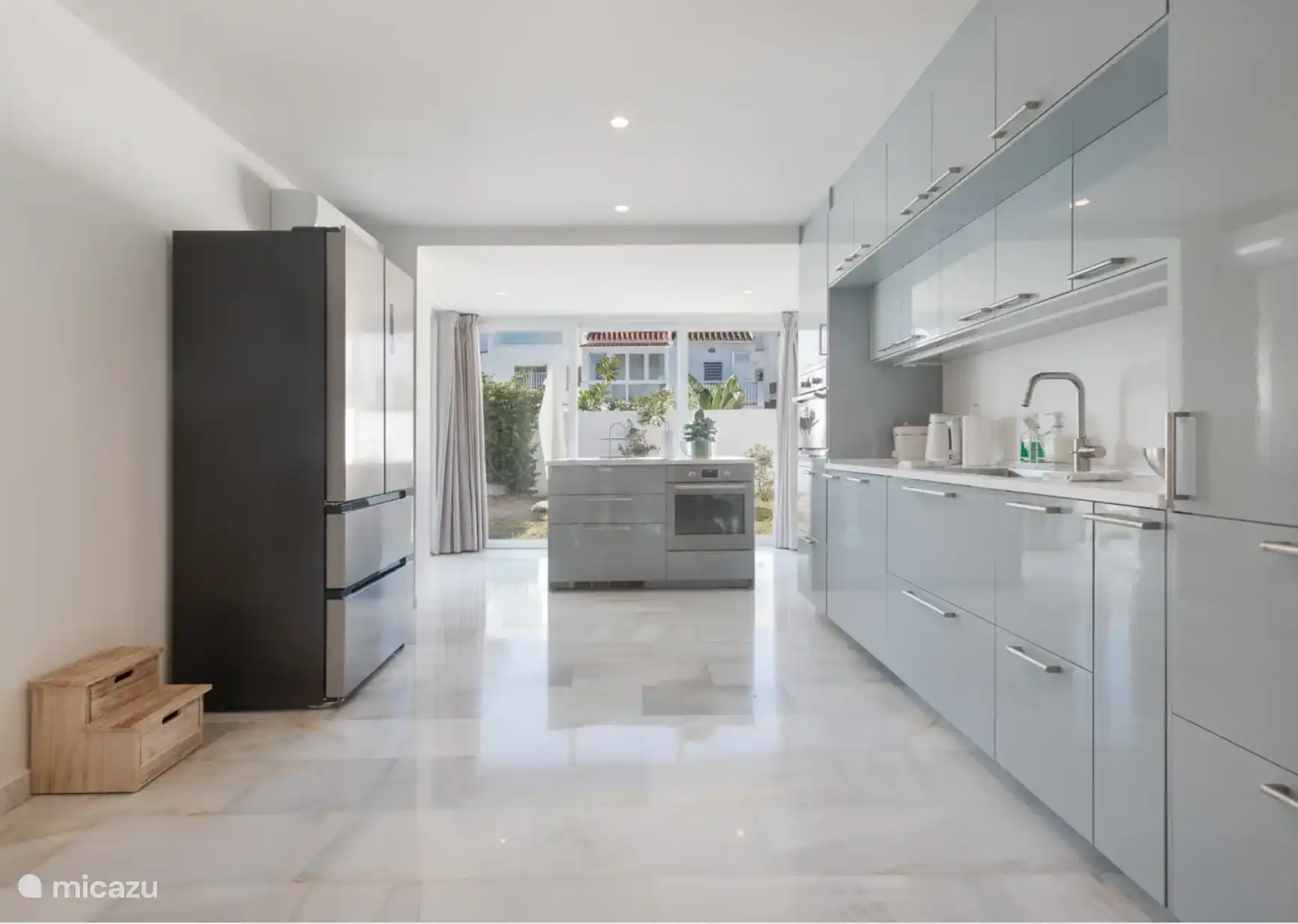 voll funktionsfähige Küche mit Kochinsel, 2 Öfen und einem Induktionsherd