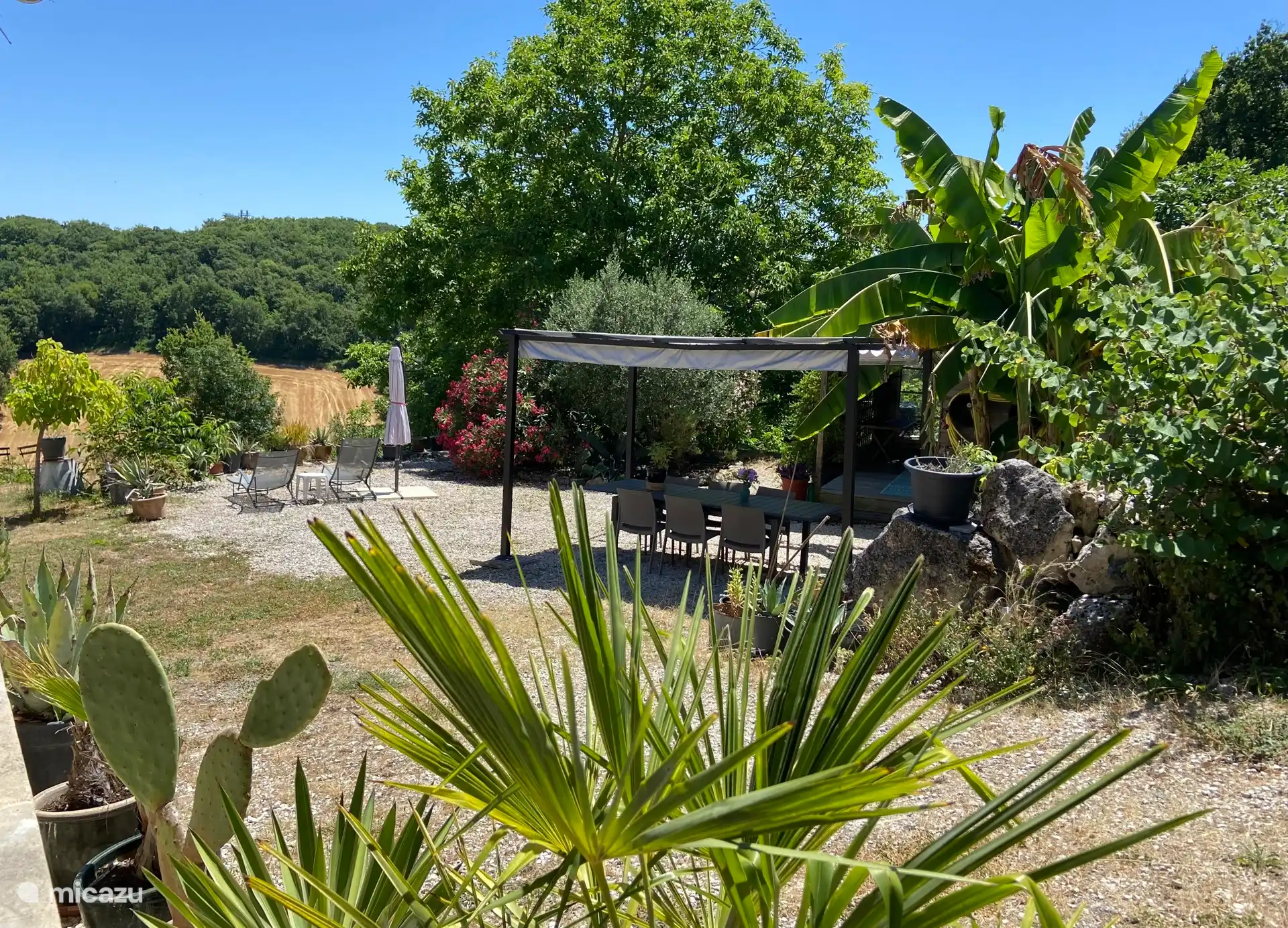 Jardin de Roses Gite Laurier avec cabana, barbecue et table à l’ombre