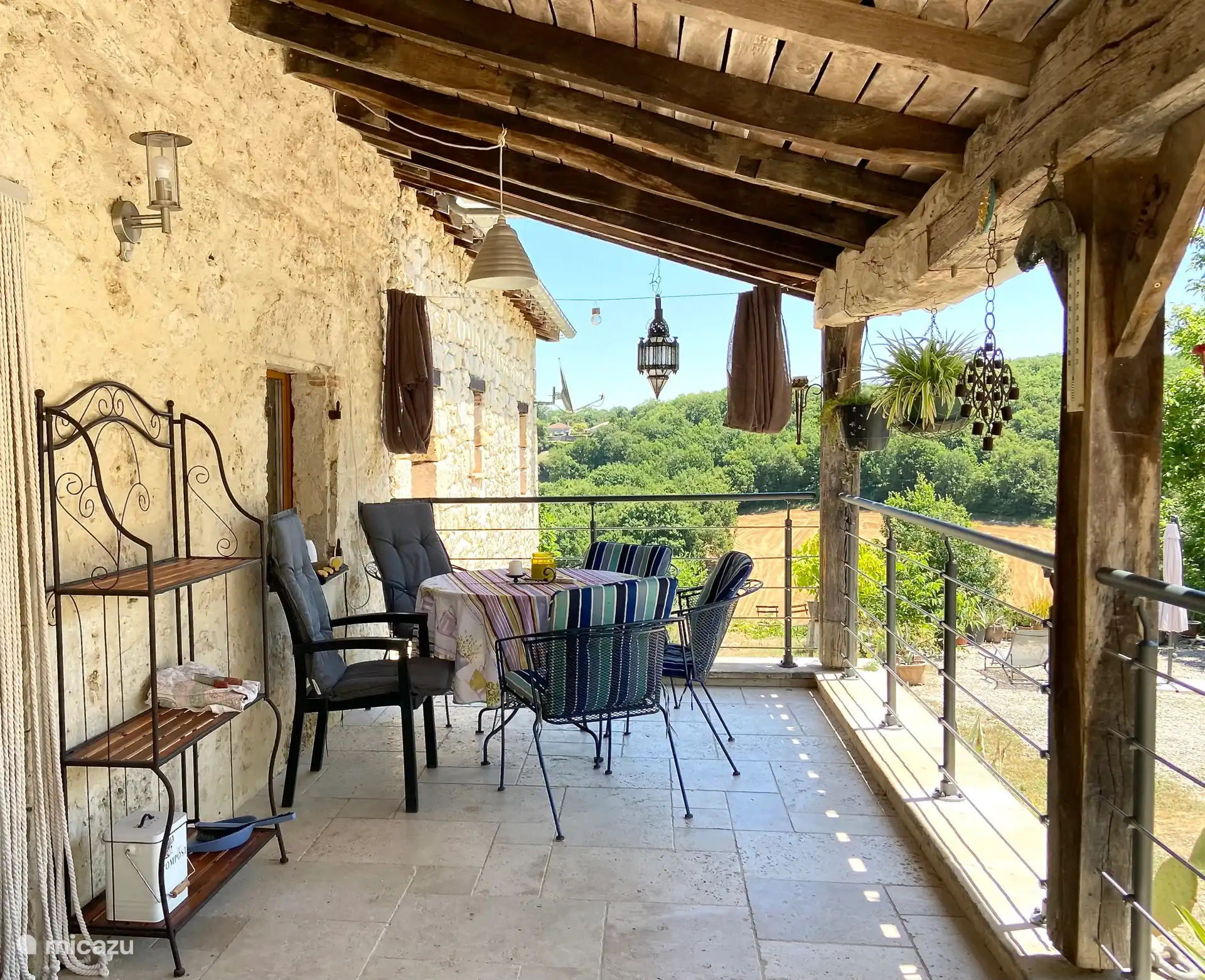Terrasse de la rose de Gite Laurier surplombant la vallée
