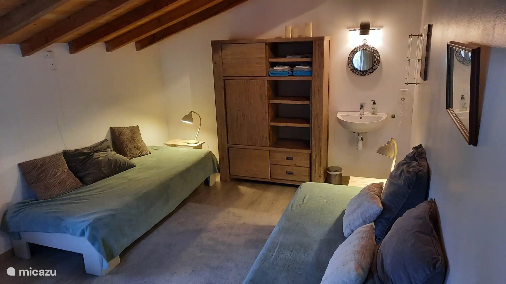 Gite Laurier Rose avec 2 lits simples et lavabo