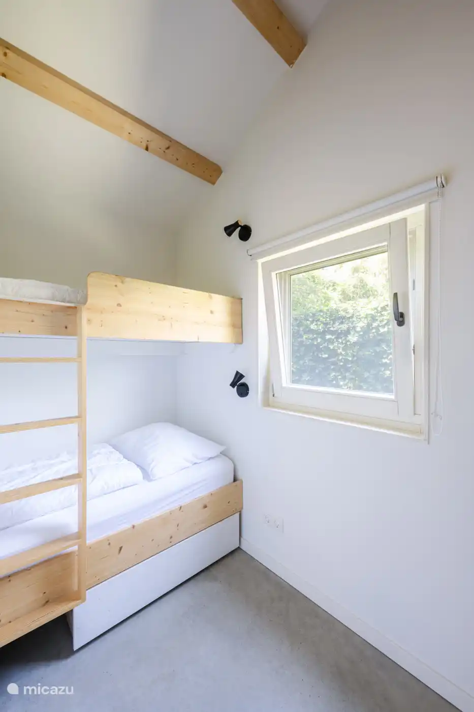 The 2nd bedroom, with folded-out upper bed