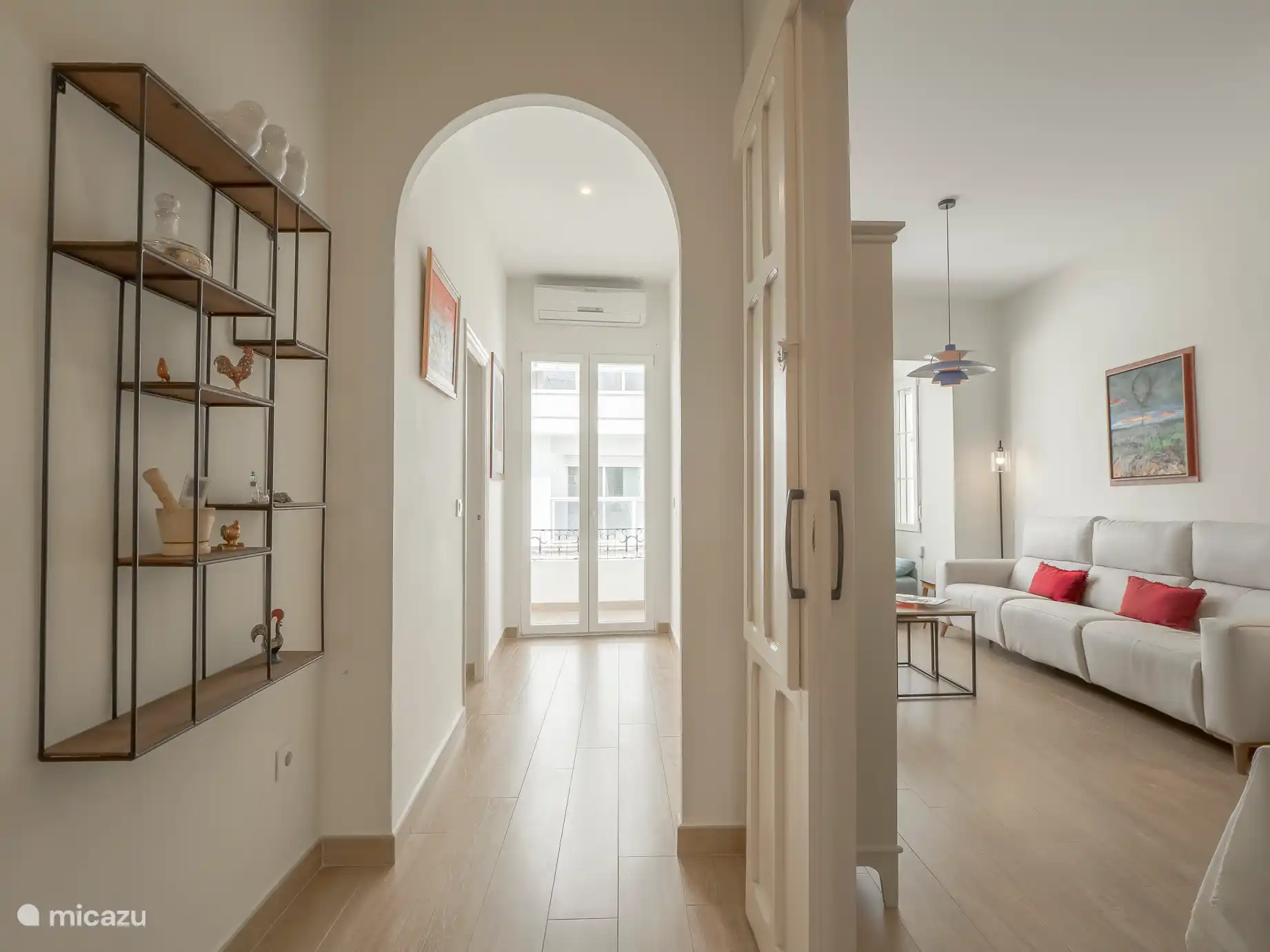 Casa Los Gallos - Salon et couloir vers les chambres et la salle de bain. 