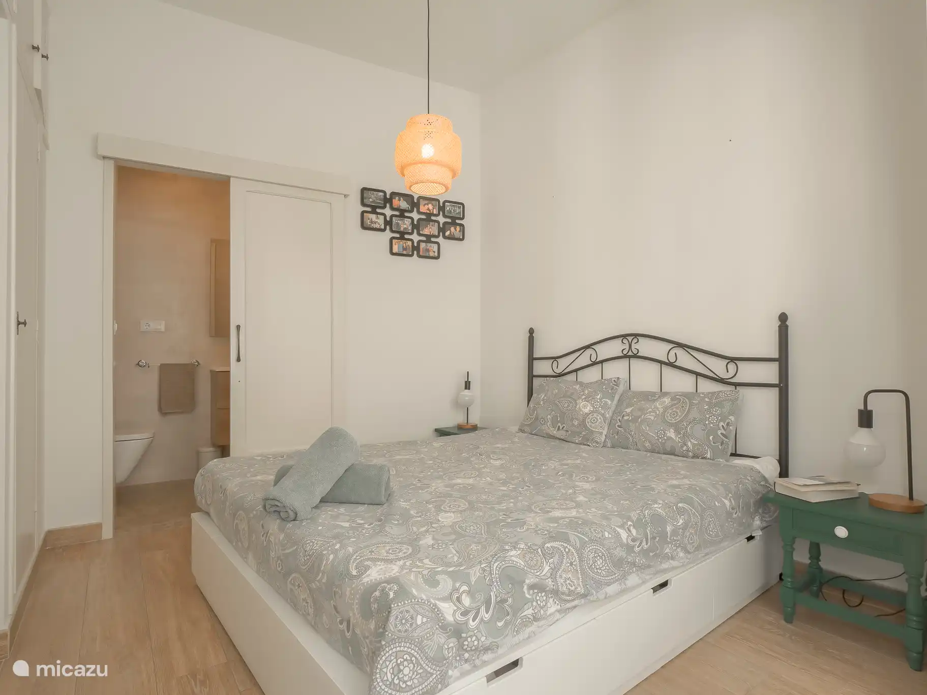 Casa Los Gallos - Première chambre avec salle de bains privative.