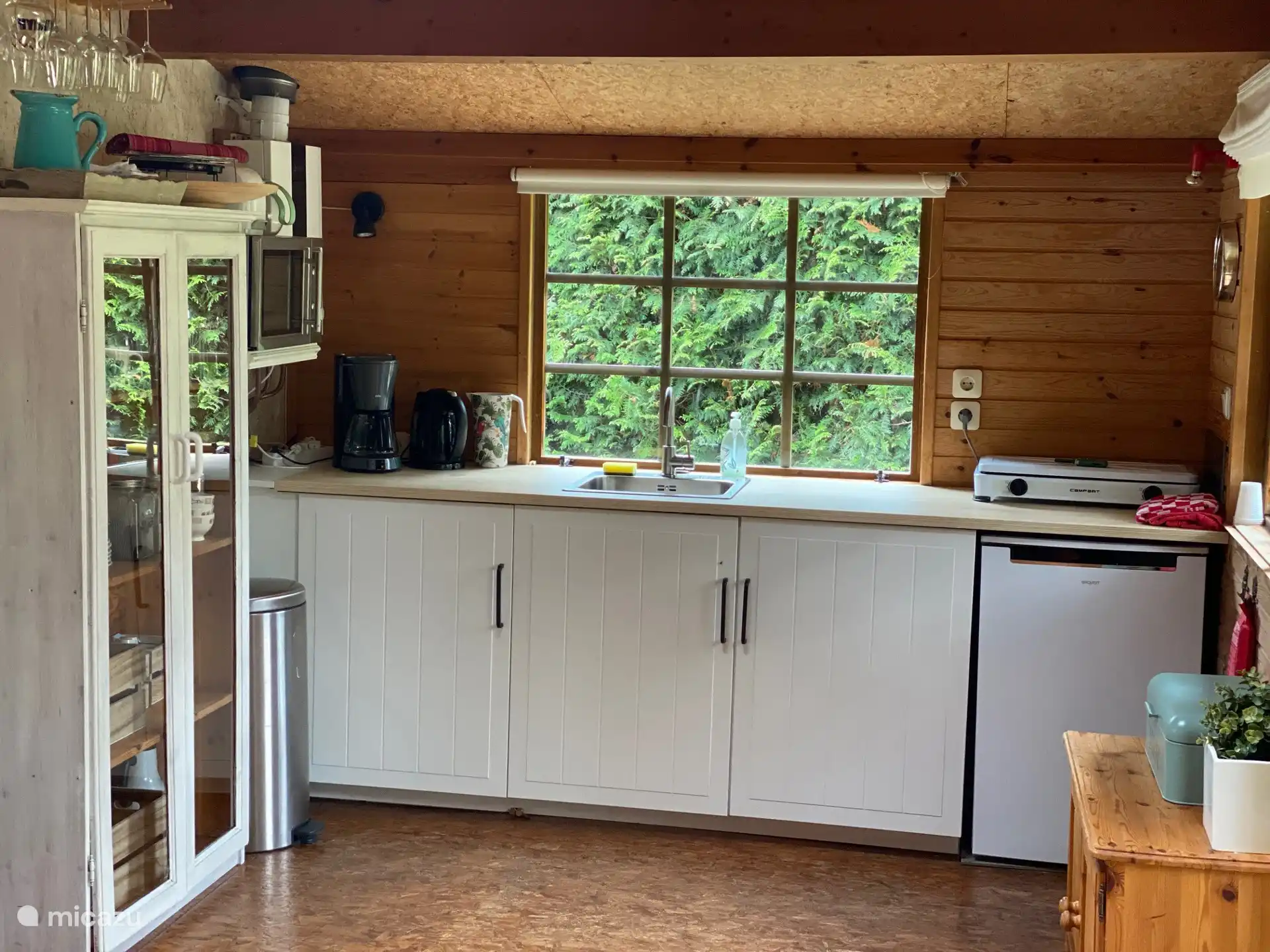 Küche mit Kaffeemaschine, Wasserkocher, etc.