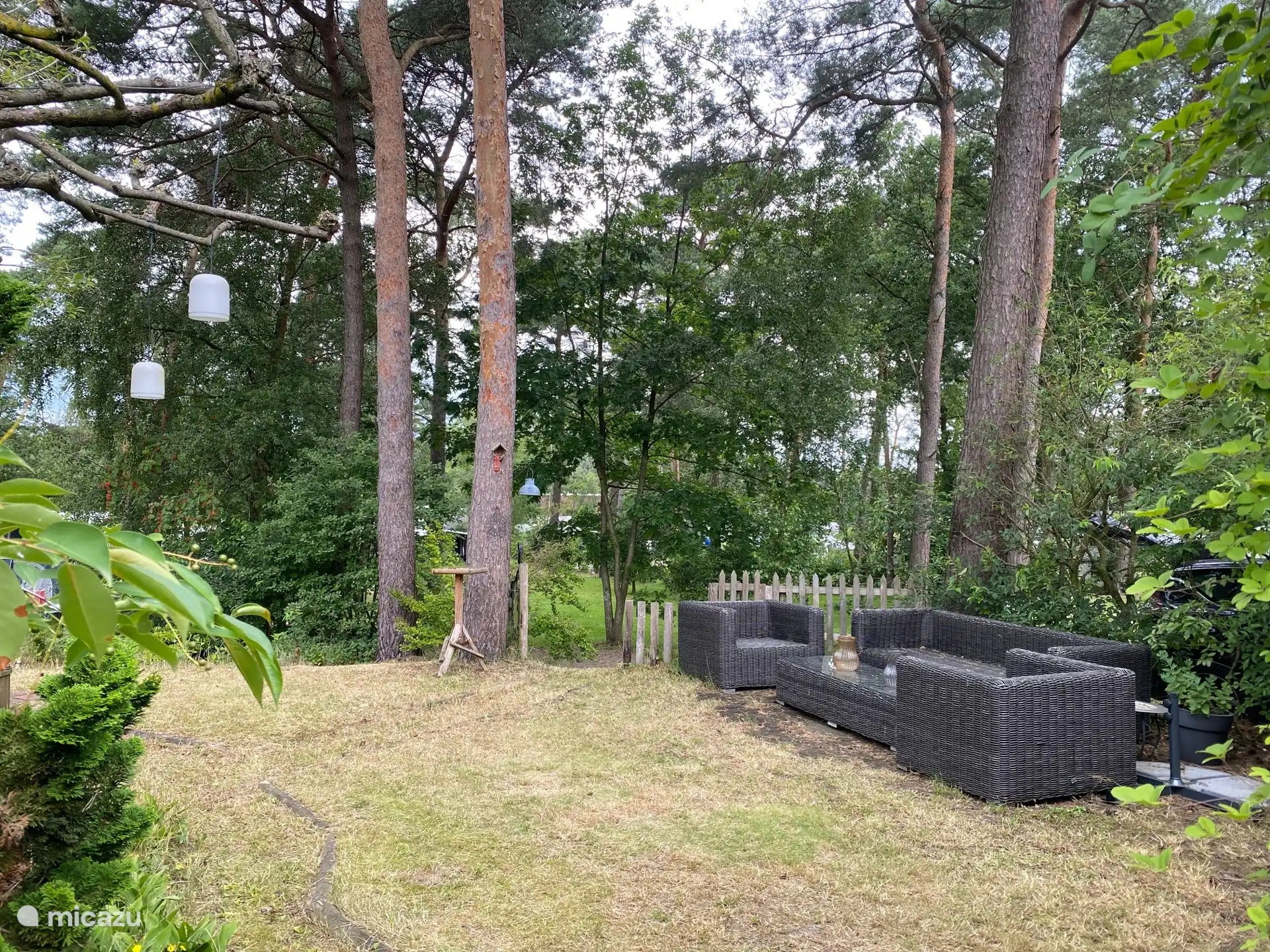 Lounge-Set im Garten an der Vorderseite