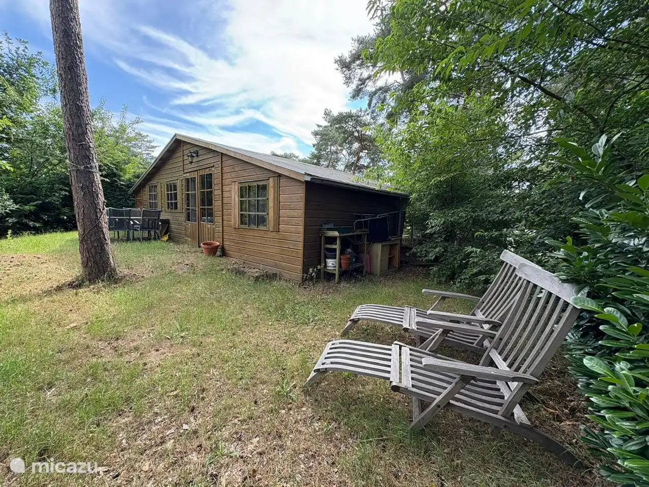 Rückseite des Chalets (Sonne bis Mittag morgens), mit Sonnenliegen und zweitem Esstisch