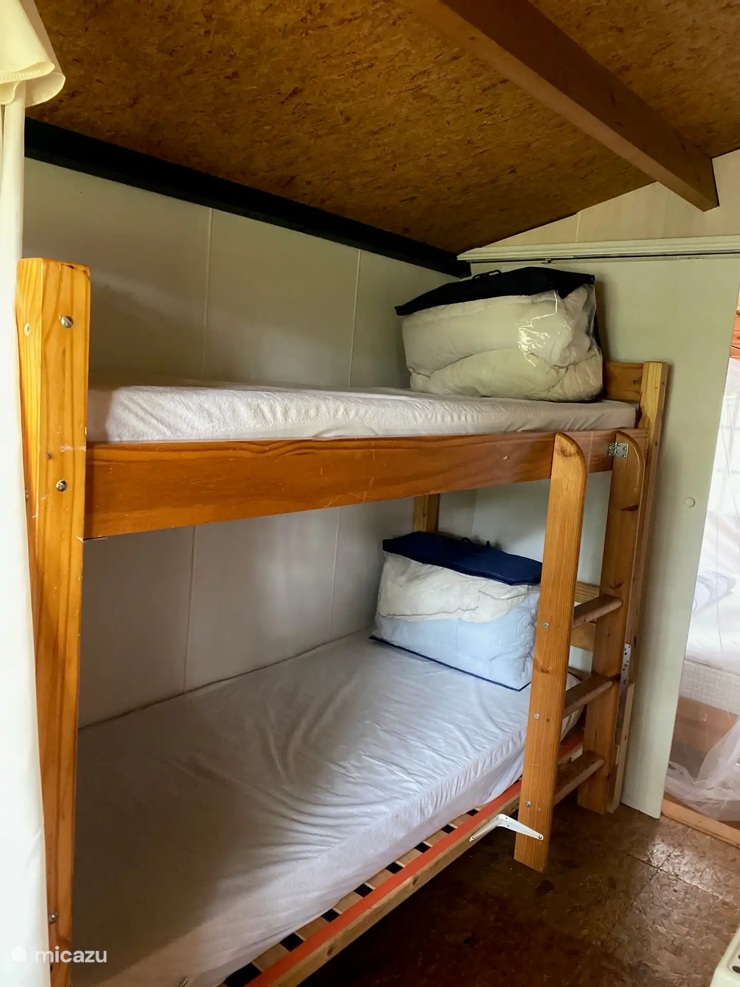 Zimmer mit Etagenbetten (und Beleuchtung am Kopfende jedes Bettes)