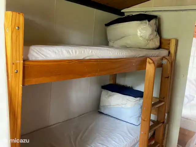 Chalet de Boshut huren in Nederland, Overijssel, Raalte - chalet Kamer met stapelbed (en verlichting bij hoofdeind elk bed)