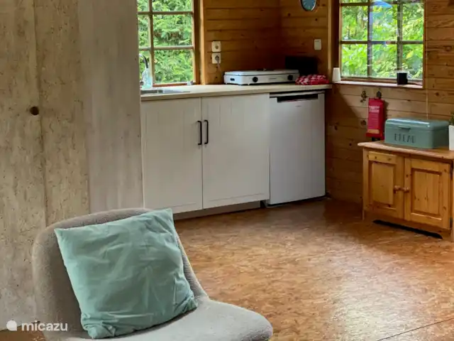Chalet de Boshut huren in Nederland, Overijssel, Raalte - chalet Keuken vanuit zitgedeelte