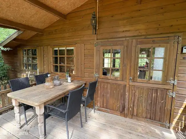 Chalet de Boshut huren in Nederland, Overijssel, Raalte - chalet Veranda aan voorzijde met eettafel (en uitzicht over de bomen en de camping)