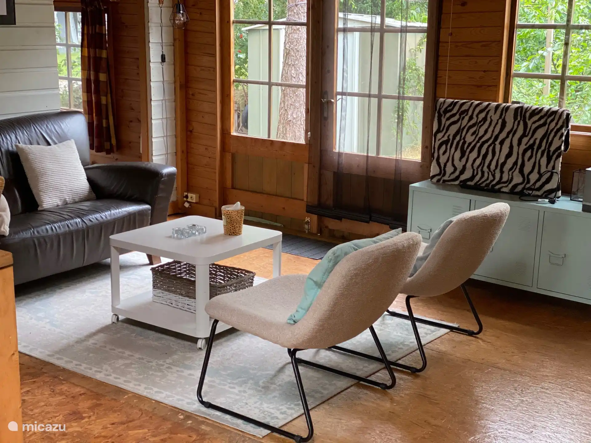 Sitzecke mit Fernseher