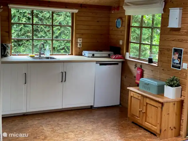 Chalet de Boshut huren in Nederland, Overijssel, Raalte - chalet keuken met twee gaspitten, koelkast en combi magnetron/oventje