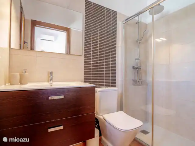 Location de Vacances Espagne, Costa Blanca, Moraira-Teulada, villa - Villa Sol y Más Moraira La 3ème salle de bain est située dans la maison d’hôtes.