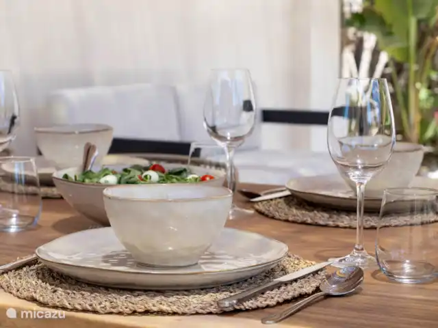 Location de Vacances Espagne, Costa Blanca, Moraira-Teulada, villa - Villa Sol y Más Moraira Une vaisselle élégante et une verrerie raffinée créent une sensation de pur luxe.