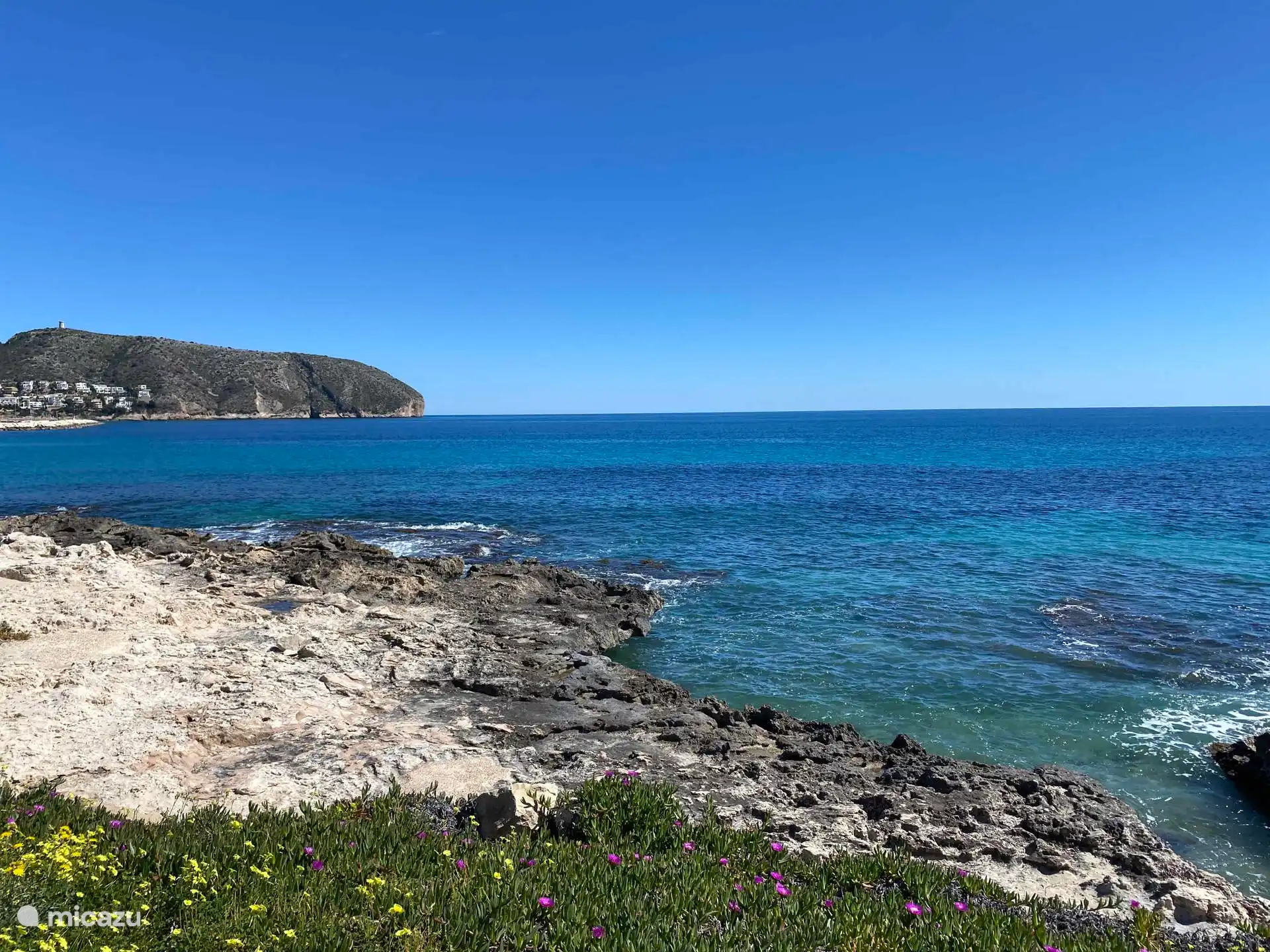 The sea is close by.