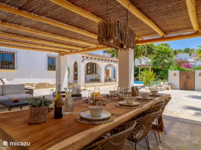 Location de Vacances Espagne, Costa Blanca, Moraira-Teulada, villa - Villa Sol y Más Moraira Bon déjeuner avec vue sur le jardin et la piscine.