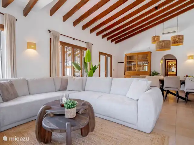 Location de Vacances Espagne, Costa Blanca, Moraira-Teulada, villa - Villa Sol y Más Moraira Le salon lumineux avec plafond espagnol dispose d’un joli canapé d’angle.