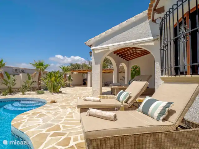 Location de Vacances Espagne, Costa Blanca, Moraira-Teulada, villa - Villa Sol y Más Moraira Que vous souhaitiez bronzer, nager ou jouer, le grand jardin avec piscine privée a quelque chose à offrir à tout le monde.