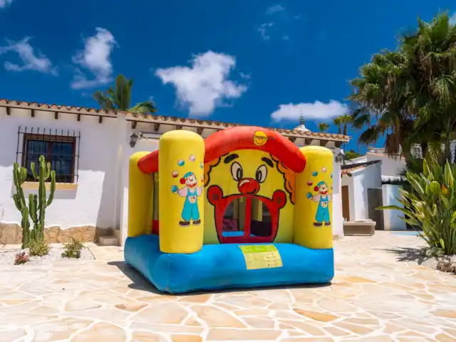 Location de Vacances Espagne, Costa Blanca, Moraira-Teulada, villa - Villa Sol y Más Moraira Le château gonflable pour les plus petits se gonfle en un rien de temps.
