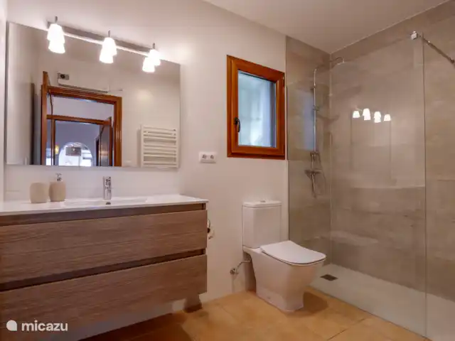 Location de Vacances Espagne, Costa Blanca, Moraira-Teulada, villa - Villa Sol y Más Moraira Salle de bain attenante à la chambre principale.
