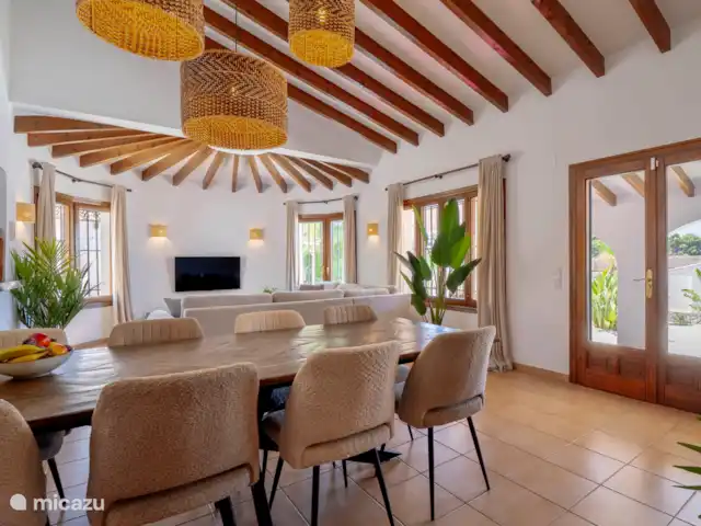 Location de Vacances Espagne, Costa Blanca, Moraira-Teulada, villa - Villa Sol y Más Moraira Salle à manger attrayante avec des matériaux naturels et beaucoup de lumière.