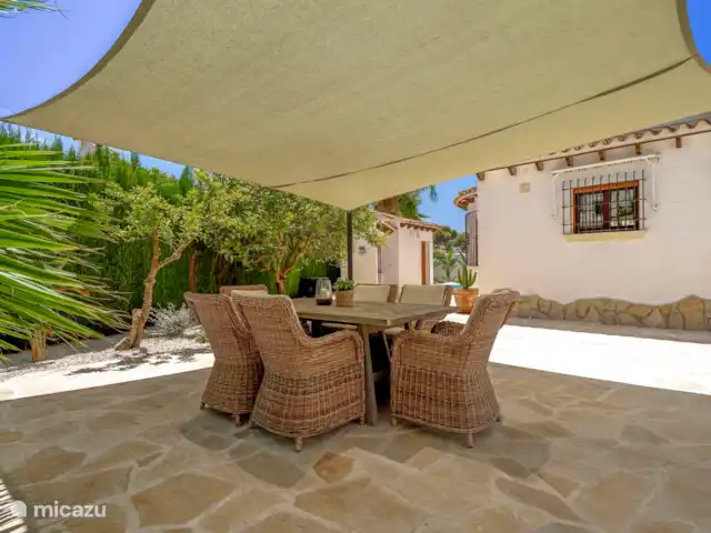 Location de Vacances Espagne, Costa Blanca, Moraira-Teulada, villa - Villa Sol y Más Moraira Réveillez-vous avec un petit-déjeuner frais ou une tasse de café sous le soleil abrité du matin.