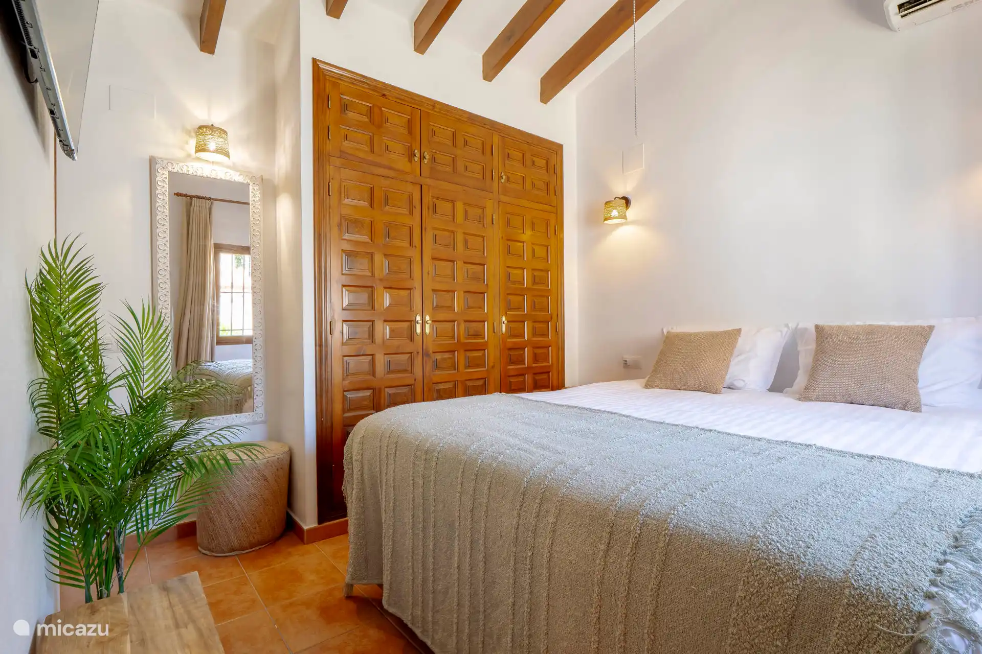 Bedroom guest house with television and equipped with air conditioning, private bathroom and pantry.