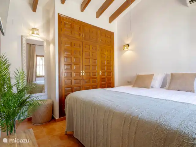 Location de Vacances Espagne, Costa Blanca, Moraira-Teulada, villa - Villa Sol y Más Moraira Chambre maison d’hôtes avec télévision et équipée de la climatisation, salle de bain privée et garde-manger.