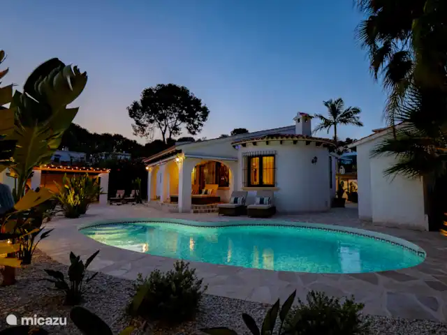 Location de Vacances Espagne, Costa Blanca, Moraira-Teulada, villa - Villa Sol y Más Moraira Le jardin est éclairé la nuit, comme un conte de fées.
