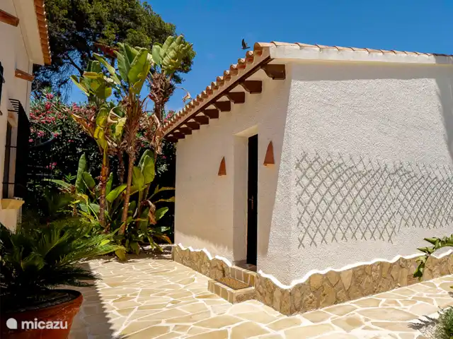 Location de Vacances Espagne, Costa Blanca, Moraira-Teulada, villa - Villa Sol y Más Moraira La maison d’hôtes est séparée et est idéale pour les grands-parents ou un couple d’amis : intimité et plaisir ensemble.