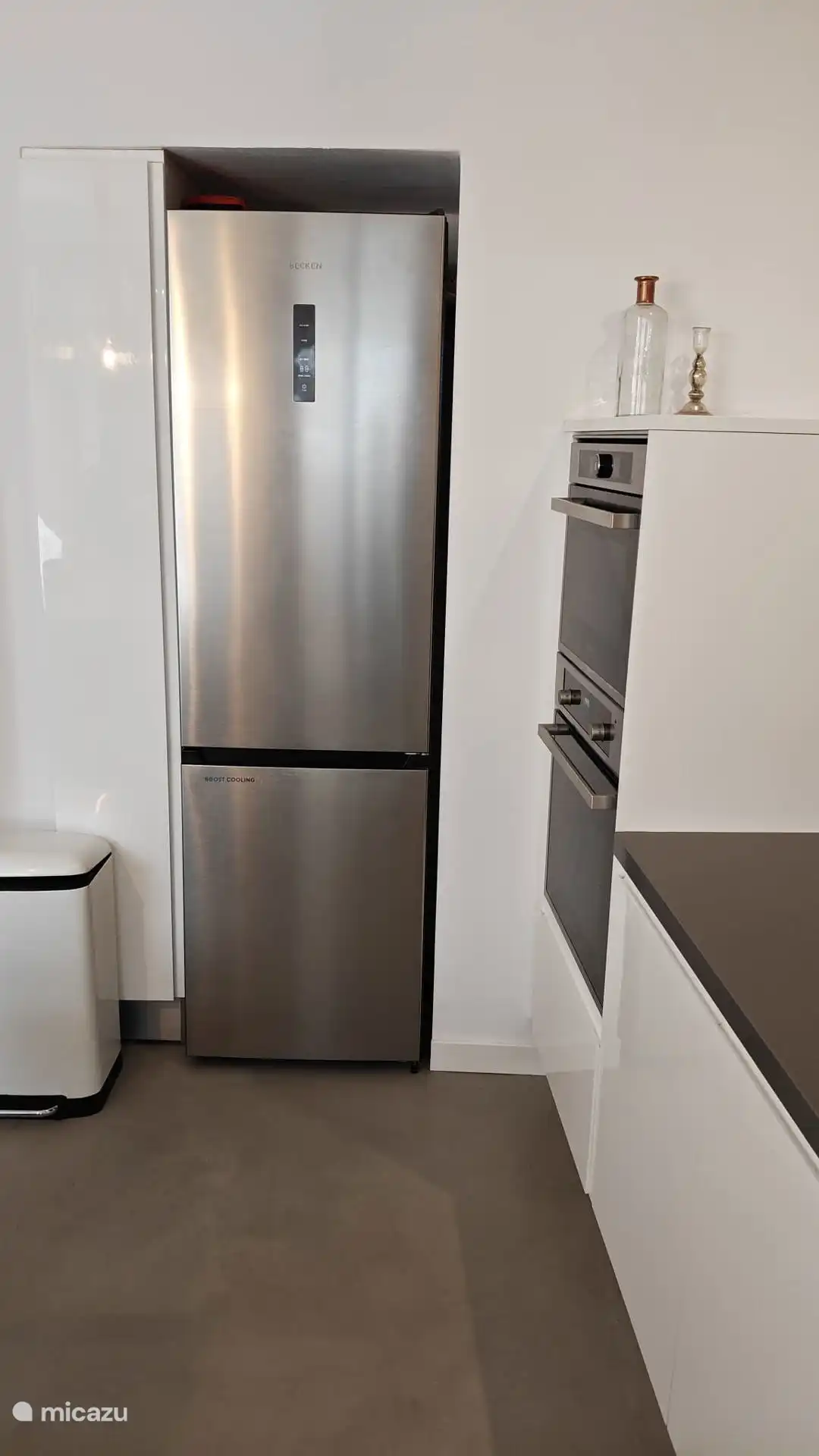 K&#252;che mit Blick auf den gro&#223;en K&#252;hlschrank, Mikrowelle und Backofen 