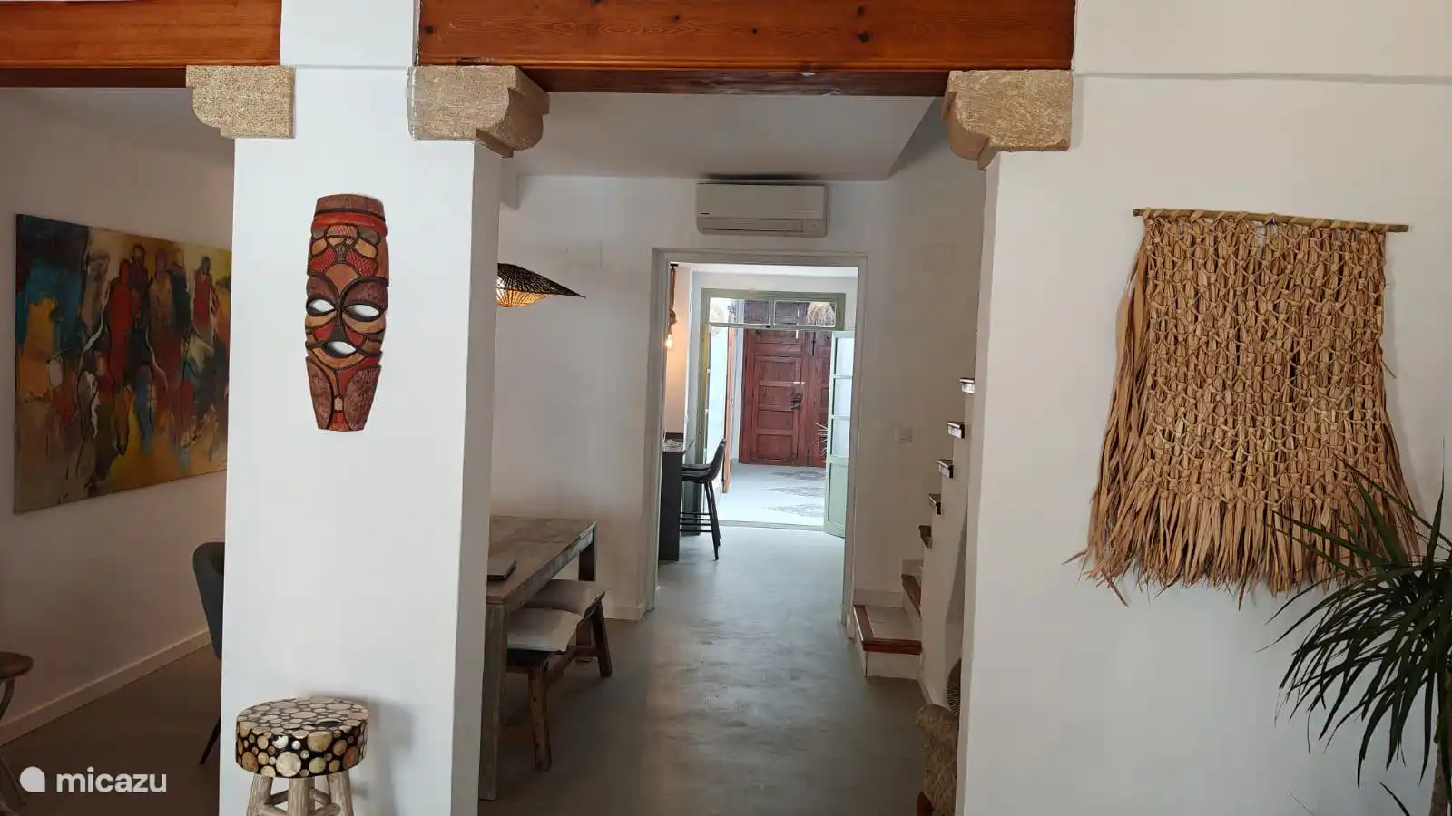 Erdgeschoss mit Lounge, Esstisch, K&#252;che und Terrasse sowie Parkplatz f&#252;r Kleinwagen