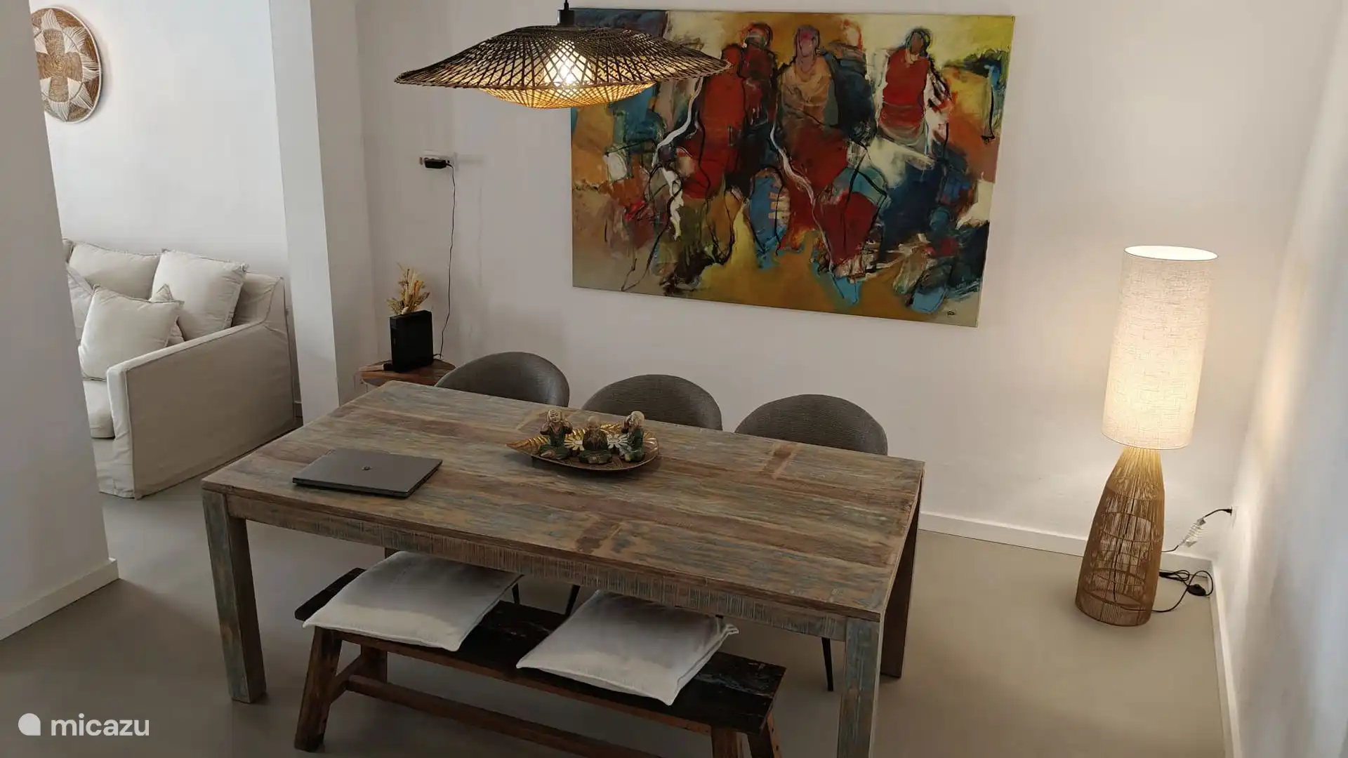 Ger&#228;umiger Esstisch f&#252;r 6 bis 8 Personen