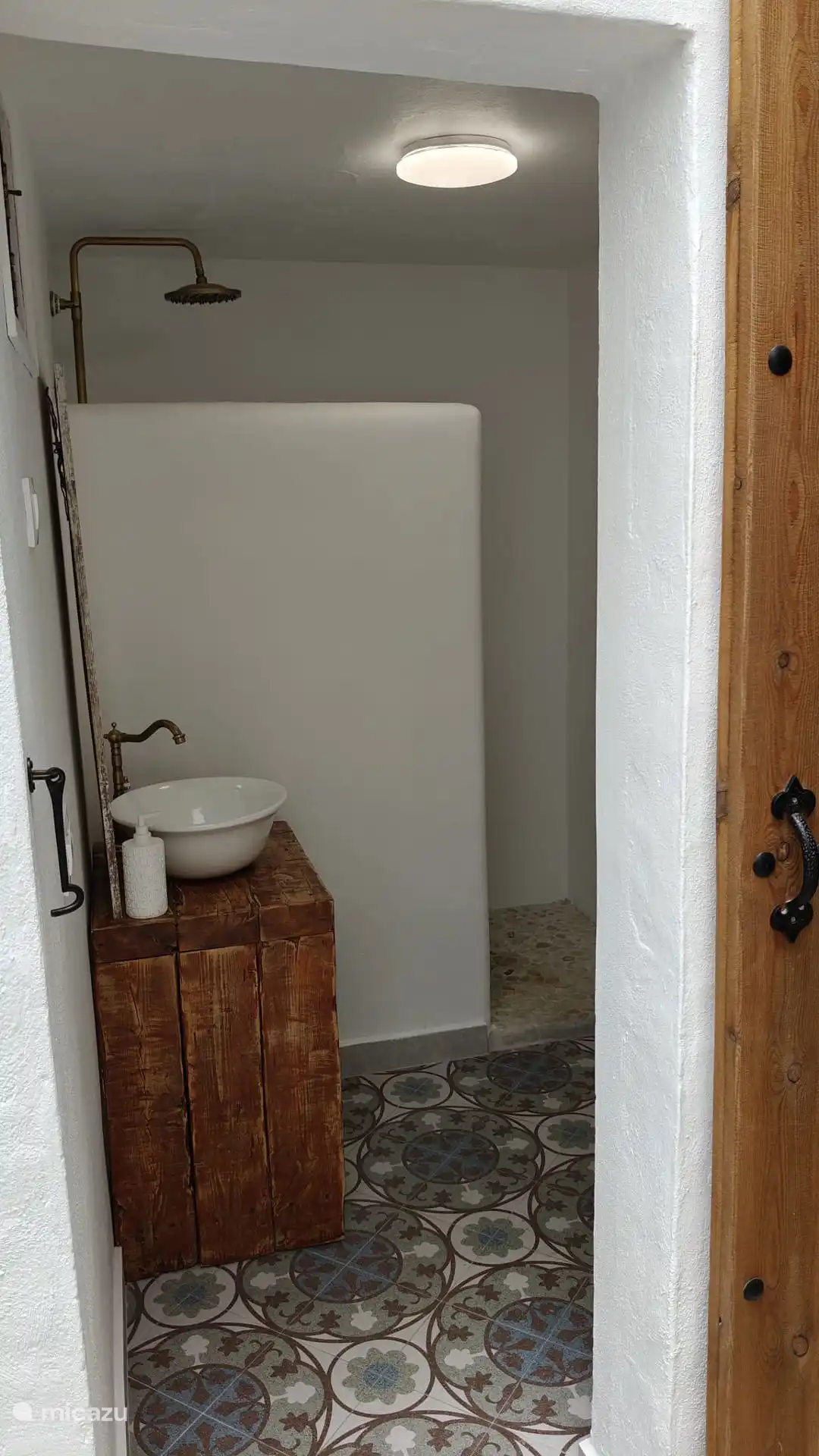 Dusche und WC im Erdgeschoss, das im urspr&#252;nglichen Stil restauriert wurde 