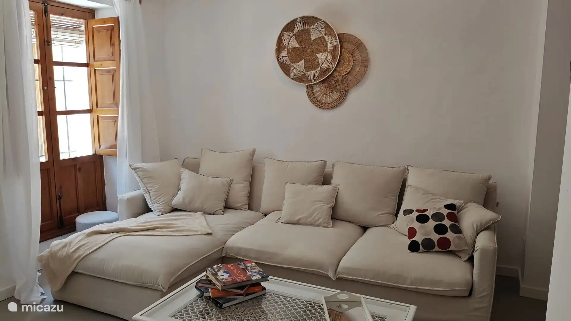 Salon mit bequemem Sofa sowie Ong-Liege und TV