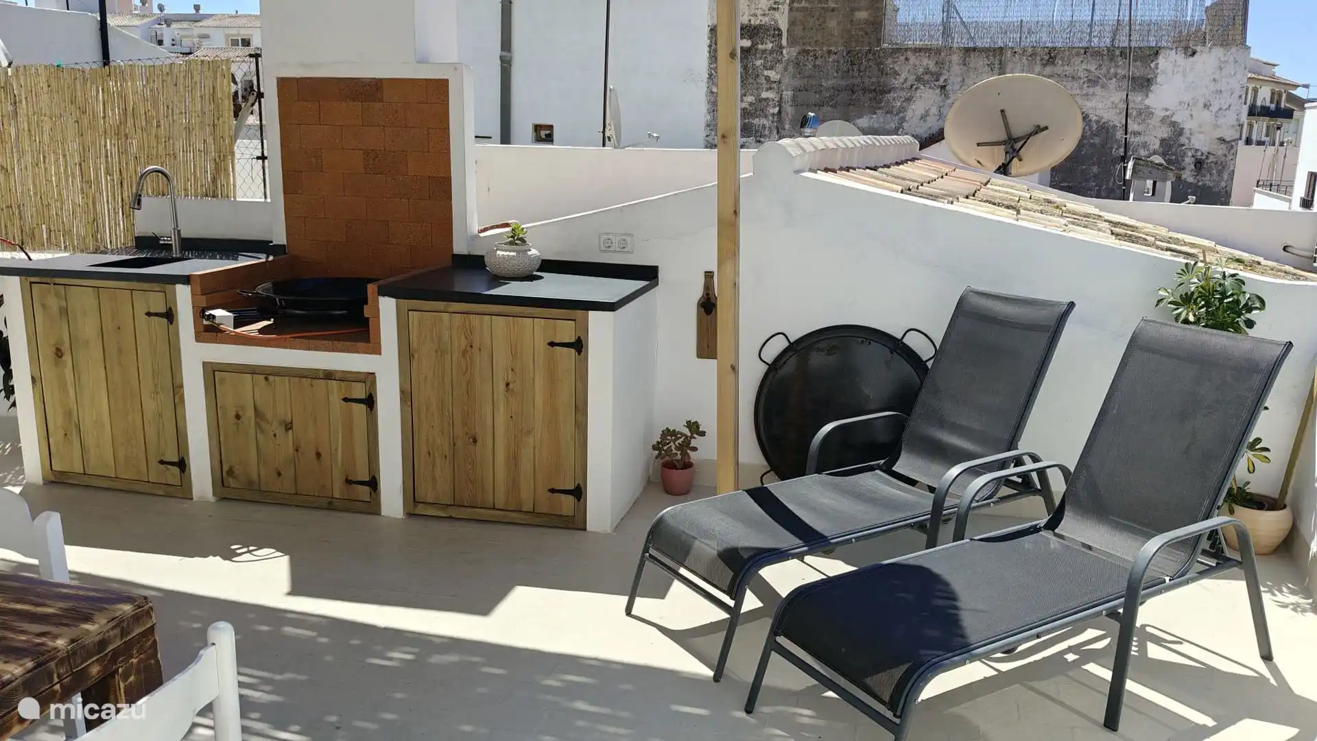 K&#252;che Dachterrasse mit Sonnenliegen