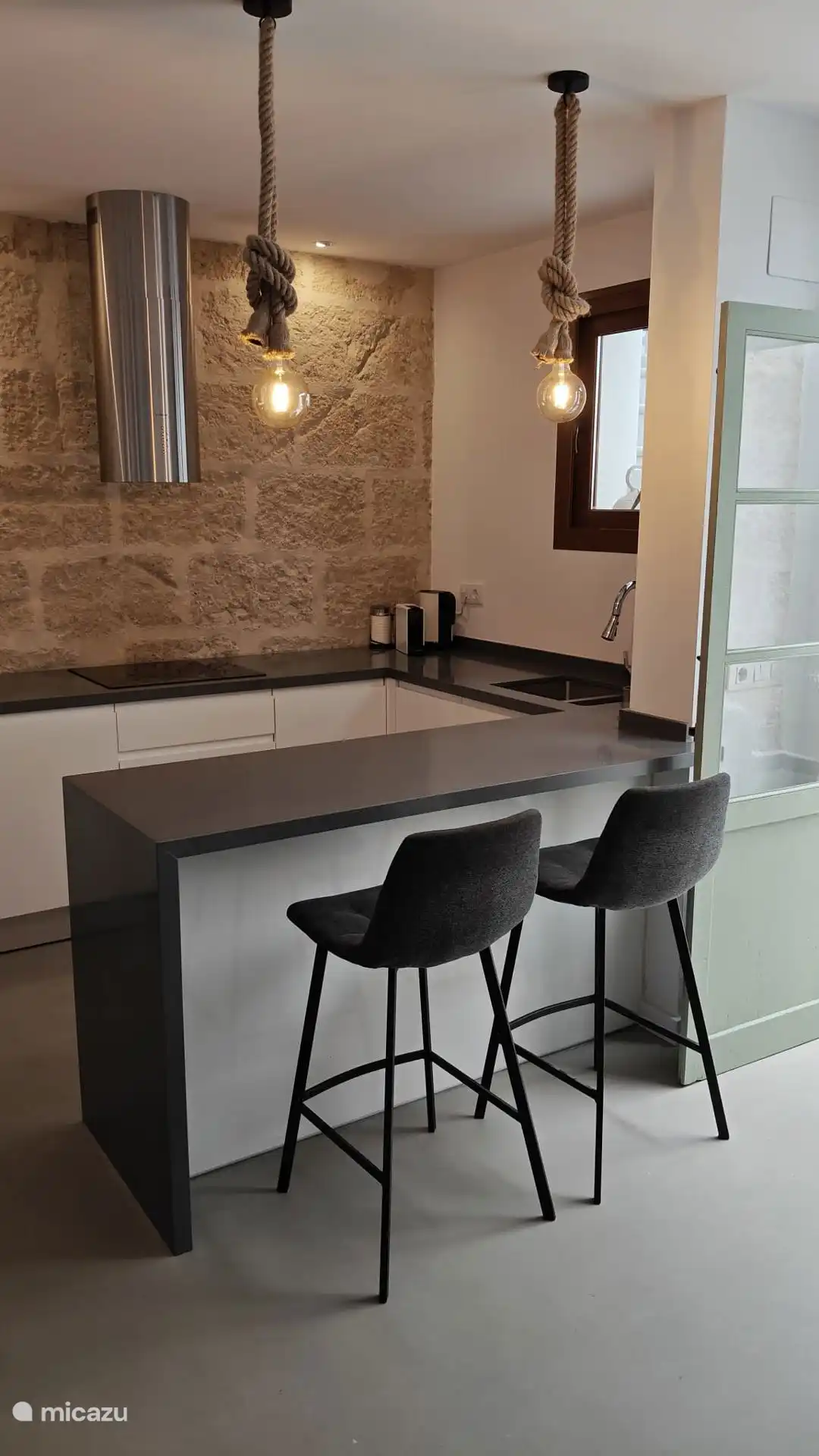 Moderne K&#252;che mit allen modernen Annehmlichkeiten, in der die urspr&#252;ngliche Tosca-Wand fantastisch in ihren urspr&#252;nglichen Zustand zur&#252;ckversetzt wurde 