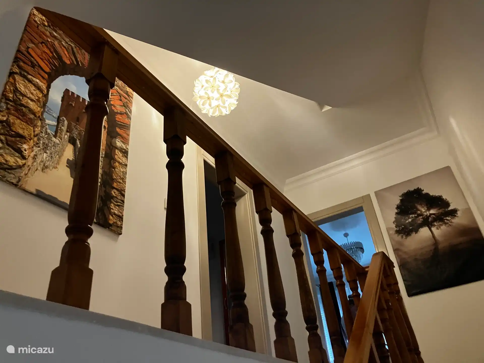 On the landing on the right the entrance to the master bedroom and left to the guest room.