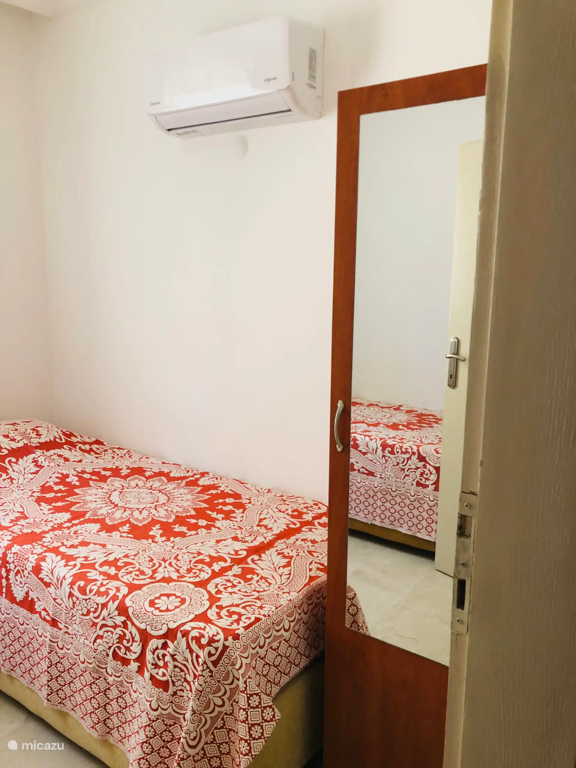 Das Schlafzimmer mit zwei Einzelbetten und mit den gleichen Kleiderschränken.