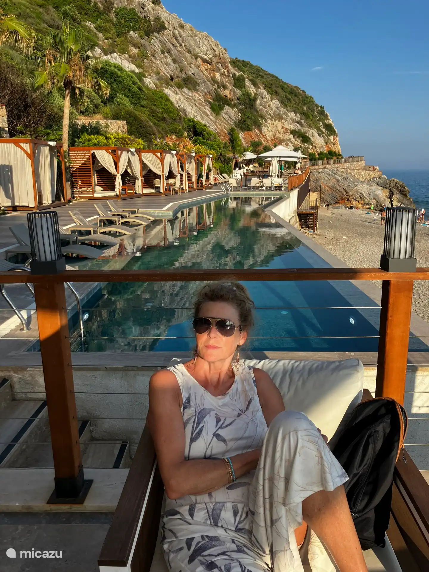 Free use of facilities on condition that refreshments are consumed. With infinity pool.