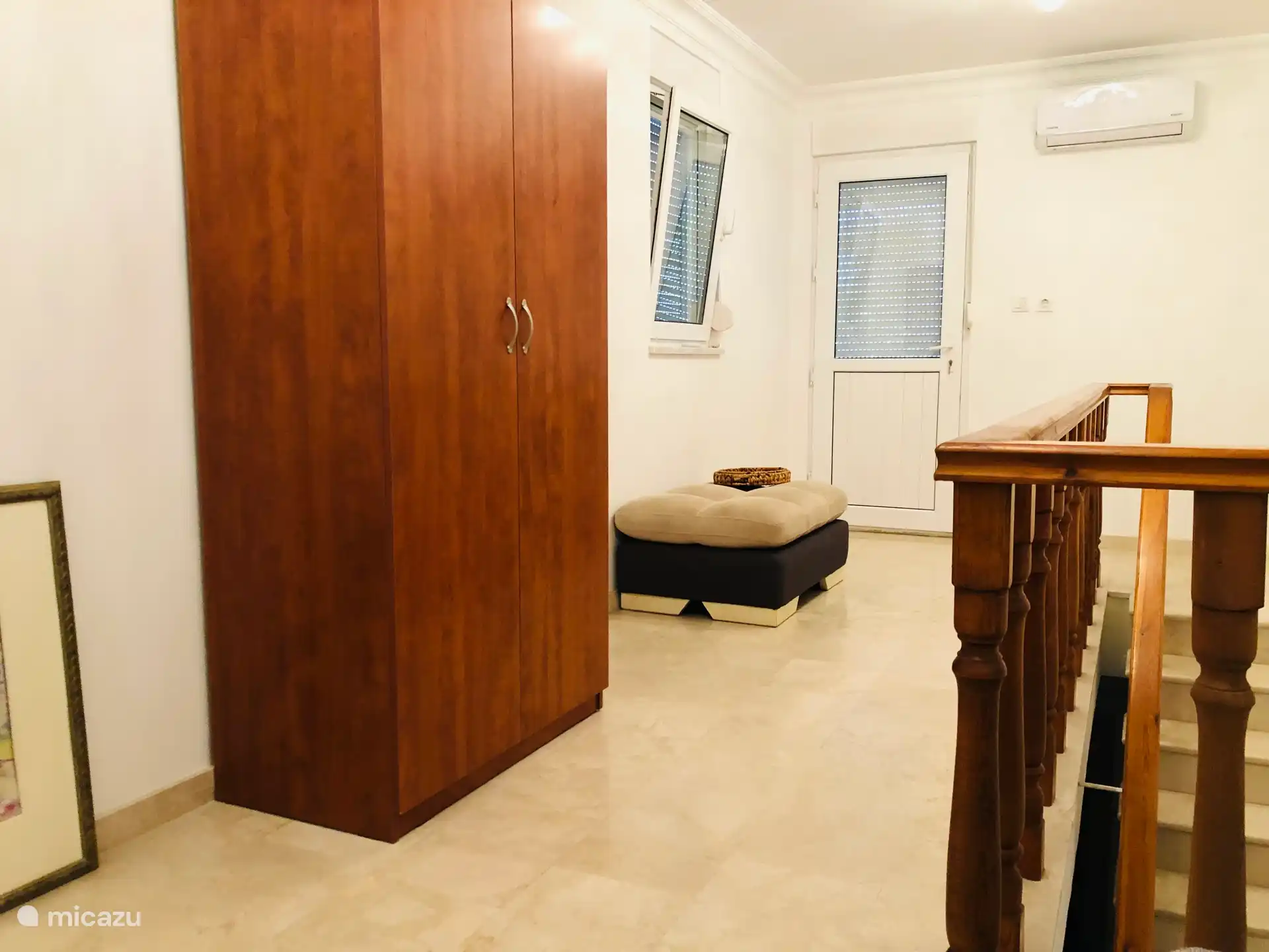 Blick von der Schlafcouch auf die Dachterrasse. 