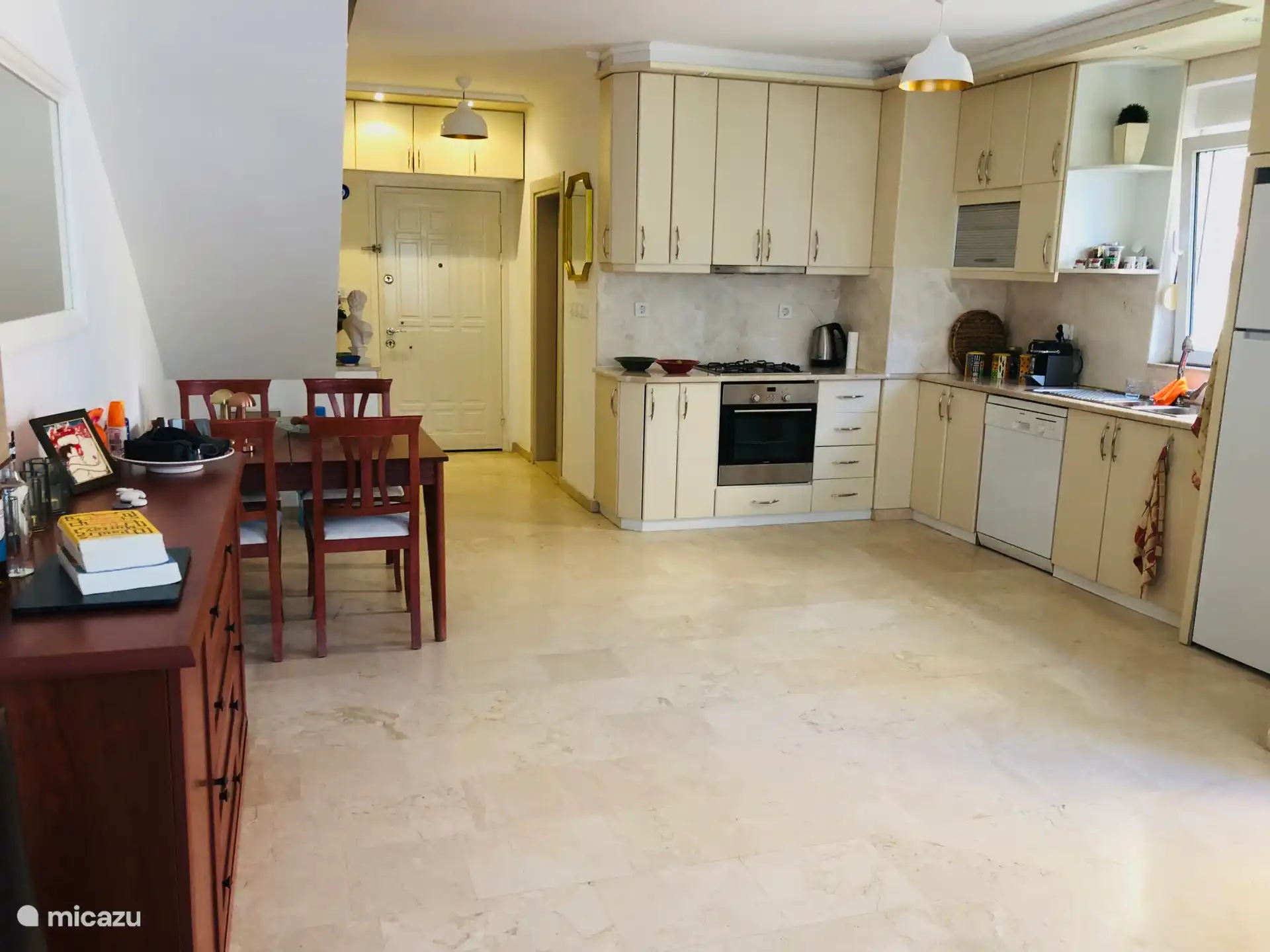 Die offene Küche, von der Sitzecke aus gesehen.