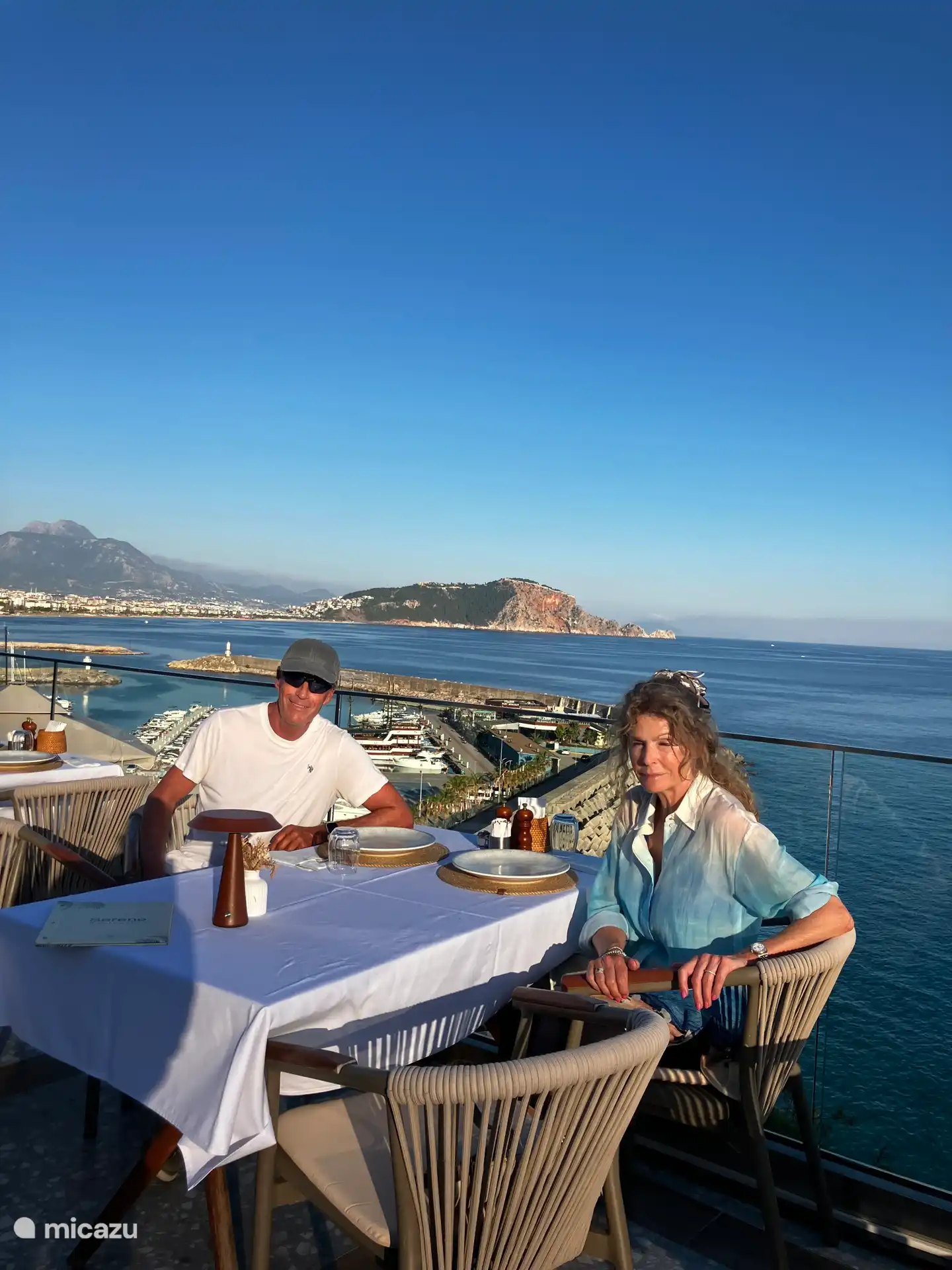 And delicious food with a view of the mountain of Alanya. On top of the mountain, there are also several good restaurants next to the castle.