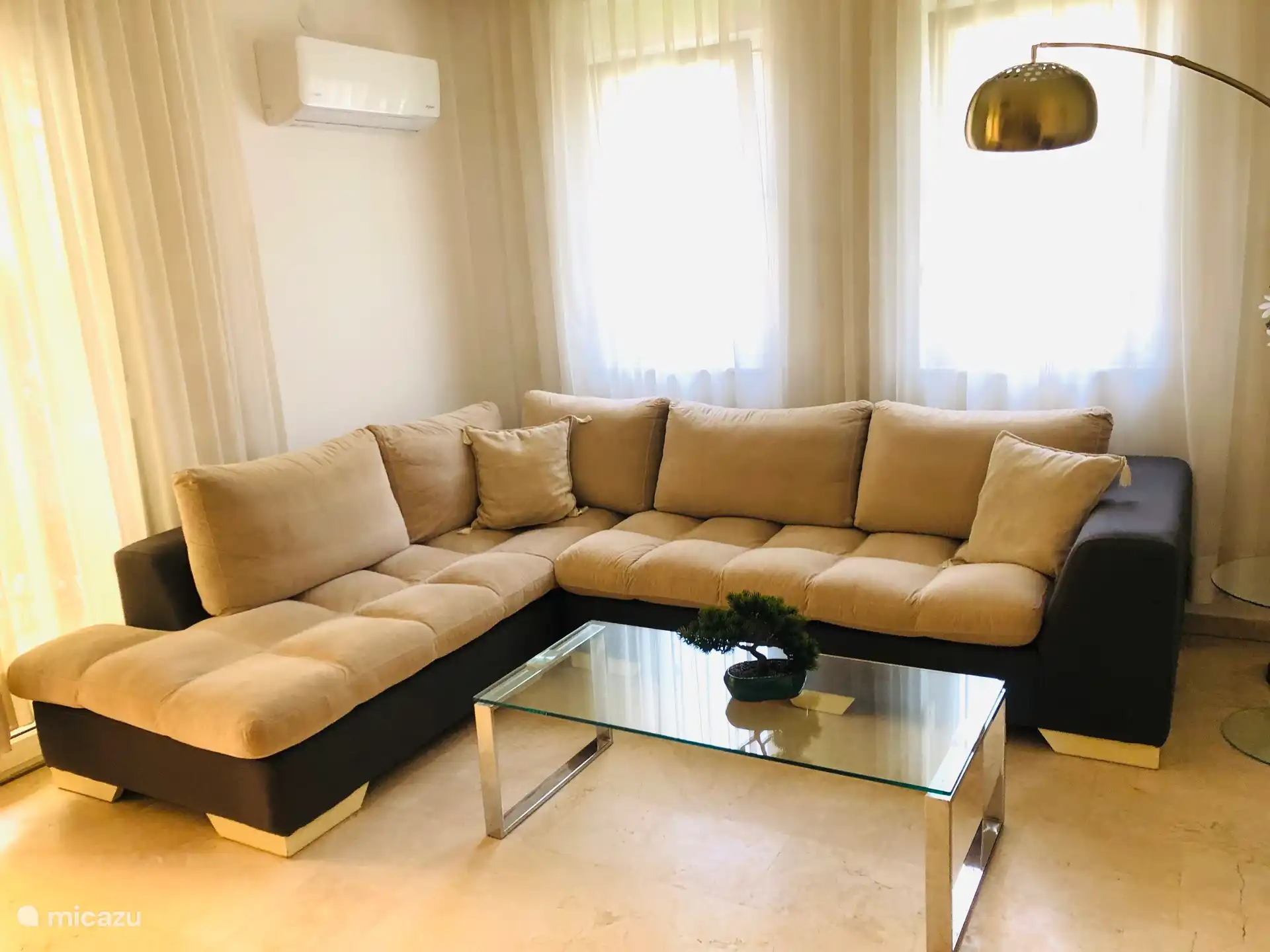 Das bequeme Ecksofa, von dem aus Sie sich entspannen und fernsehen können.