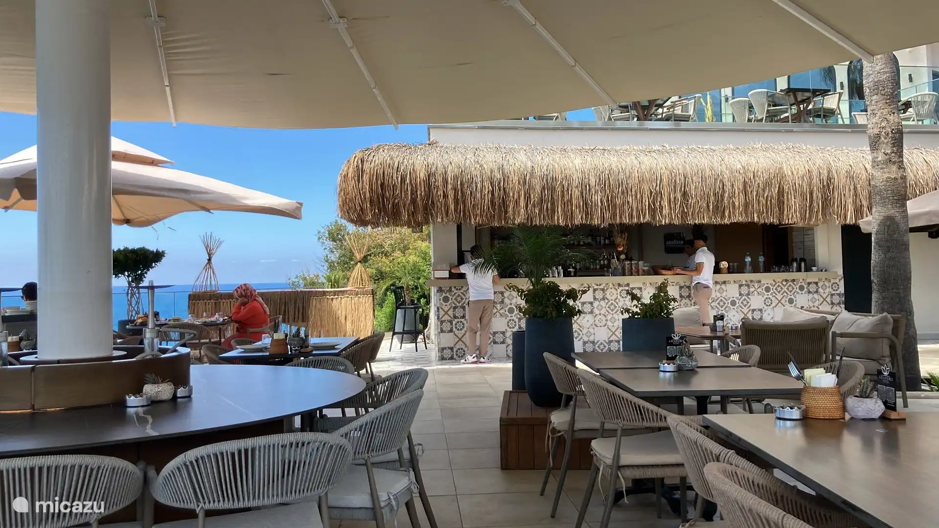 2 km before Alanya you will find the ADA port hotel. Both for the small hunger and the big hunger. And sometimes live music.