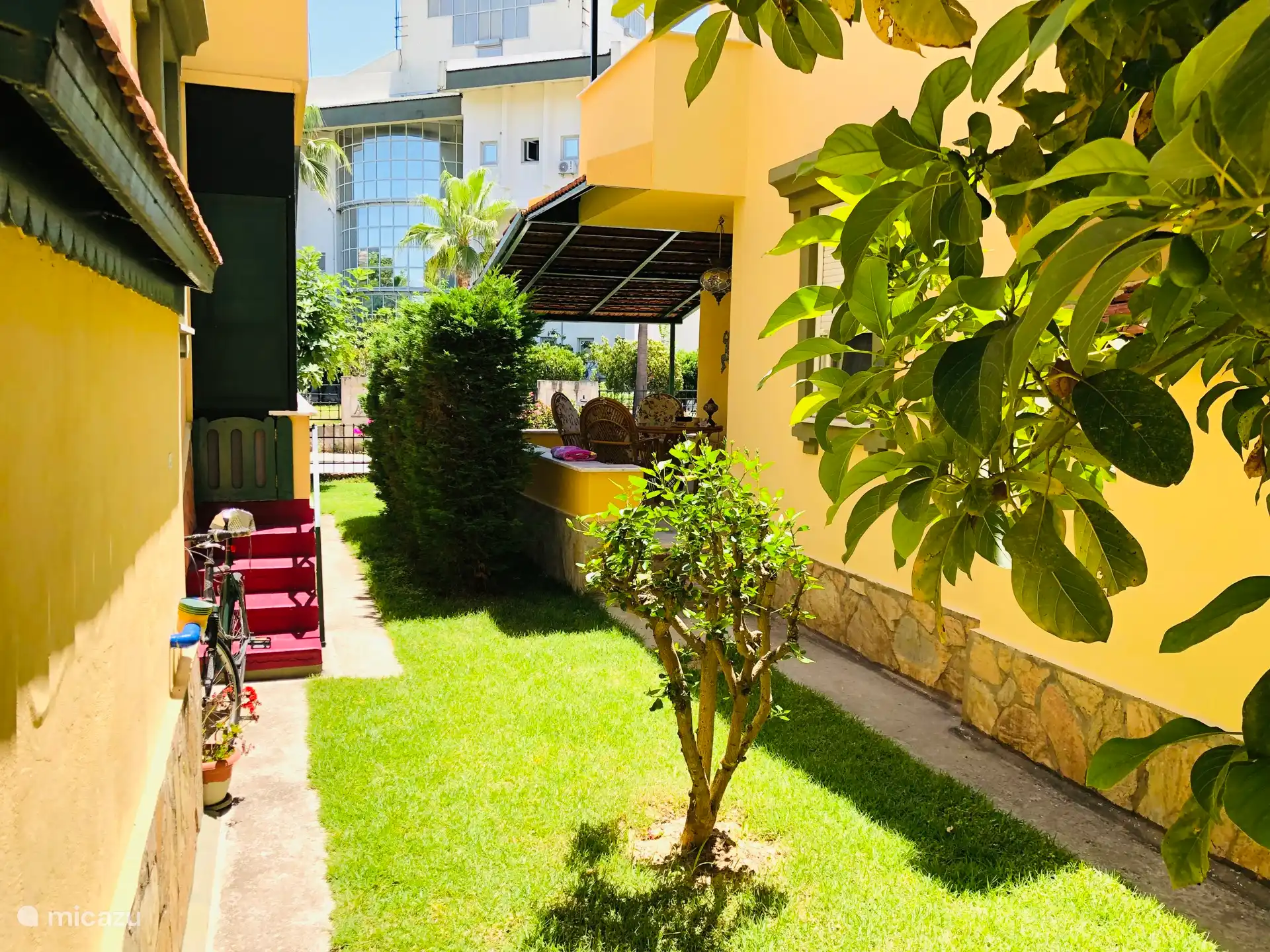 Entlang der Villa, Blick auf die Terrasse im Erdgeschoss.