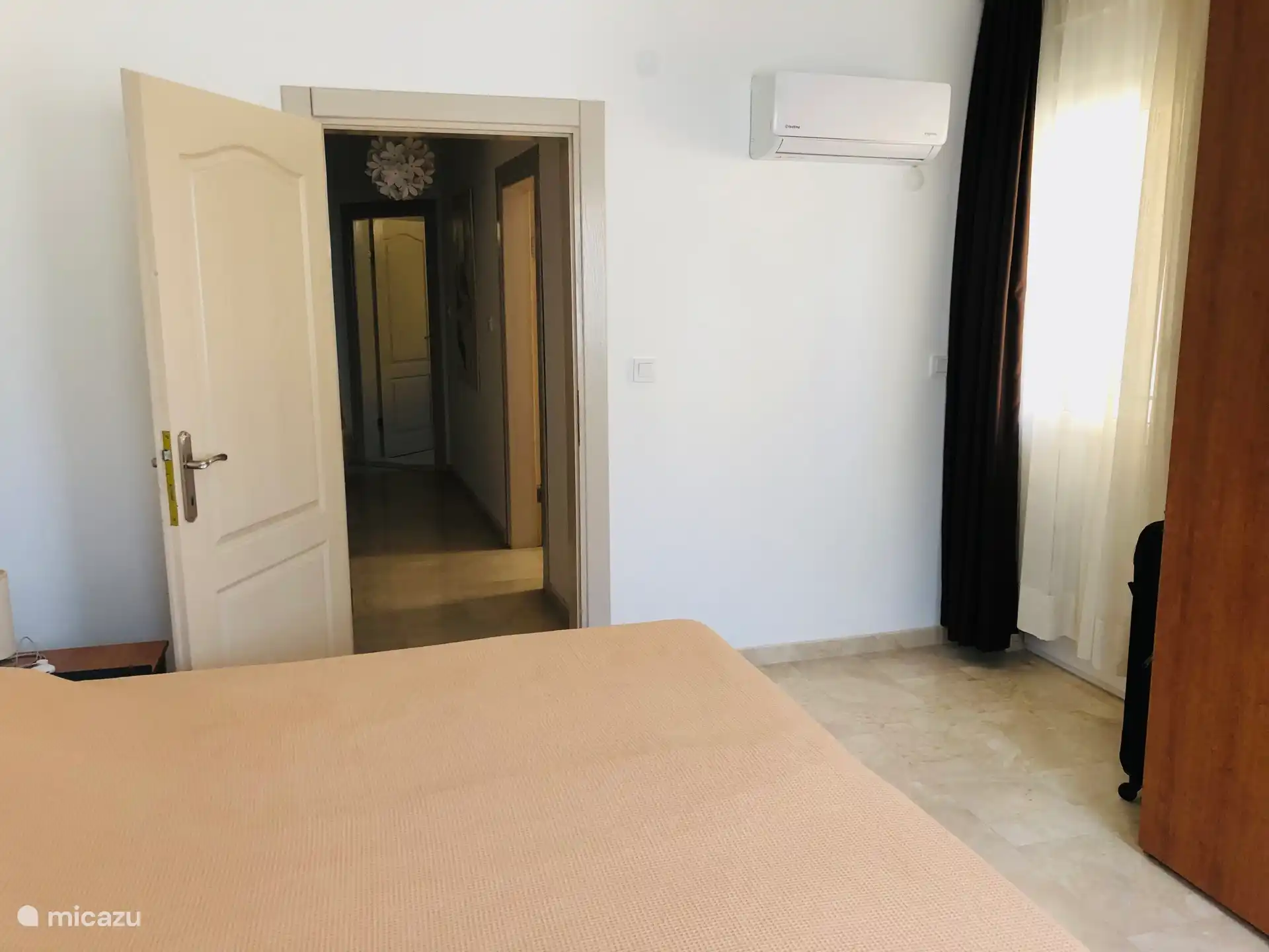 Das Hauptschlafzimmer mit Blick auf den Flur.